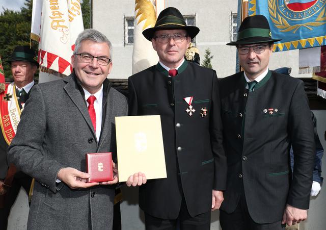 Landesrat Josef Schwaiger (links) und der Obmann des Salzburger Kameradschaftsbundes Josef Michael Hohenwarter bei der Überrreichung der Landesauszeichnung an Johann Sampl aus Tamsweg (Mitte)