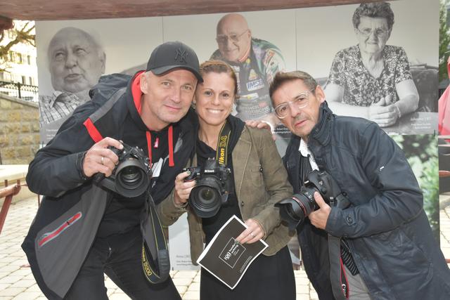 Bei der Vernissage: Robert Brünner aus Inzenhof, Maria Hollunder aus Oggau und Erwin Muik aus Güssing (von links) sind drei der 44 Berufsfotografen, die auf dem Güssinger Hauptplatz ihre Werke zeigen. | Foto: Martin Wurglits