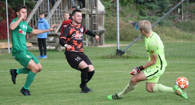 Von Beginn an setzte Hof Derbygegner Straden unter Druck. Nach frühem 3:0 endete das Derby mit 5:1.