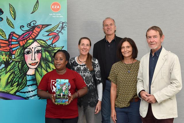 Josinta Kabugho (Bocu), Birgit Calix (EZA), Dir. Franz Berger (LLA Weitau), Beatrice Hradecsni (Weltladen), Harald Rupert (KBW, v. li.).