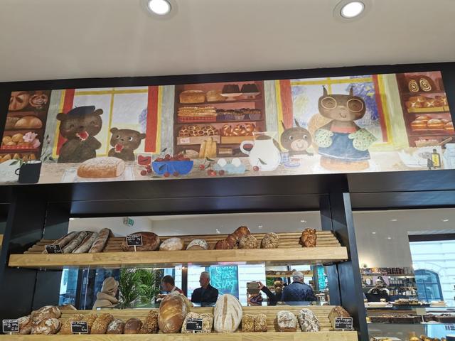 Neben Gebäck gibt es in der Bäckerei auch zahlreiche Süßwaren. | Foto: Reisenbauer