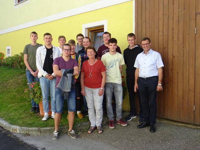 Marktgemeinde Dunkelsteinerwald: hinten: Kospach Emanuel, Feistl David, Lobinger Alexander, Strummer Florian, Stockinger Franz, Schoderbeck Philipp, Astelbauer Dominik, Reisinger Lukas
vorne: Frischauf Christian, Vbgm. Schrattenholzer Anna, Seiberl Georg mit Bgm. Penz Franz | Foto: Marktgemeinde Dunkelsteinerwald