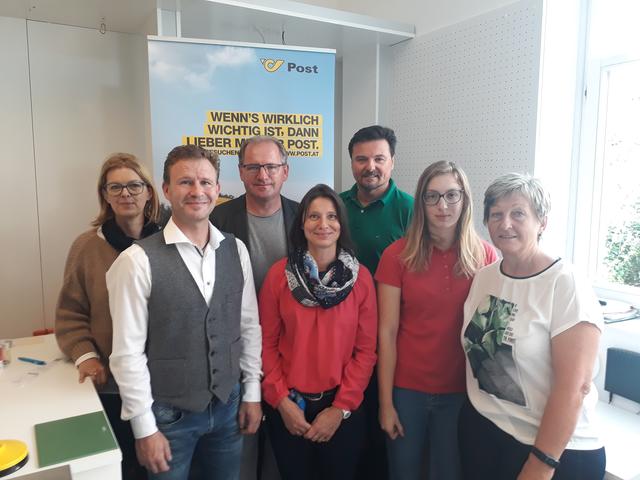 Margit und Stefan Lehner mit ihrem Team sowie Vertreter der Post AG und Bürgermeister Herbert Haunschmied (3.v.l.).
