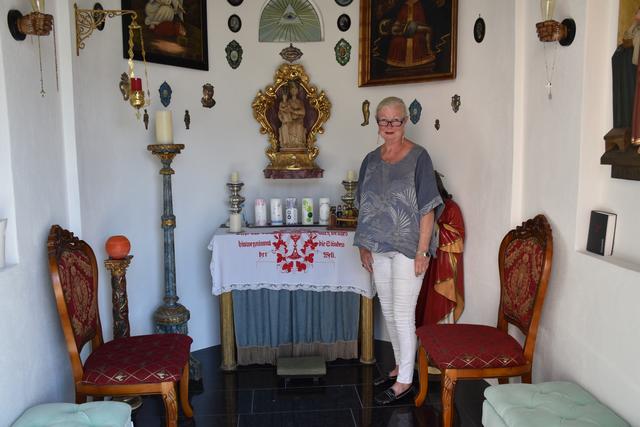 Ein besonderer Kraftplatz: Beatrix Reboly in der hauseigenen Kapelle.