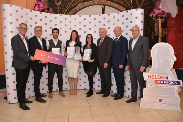 "Heldinnen und Helden" der Region wurden am Freitagabend in der Burg in Spielberg vom Wirtschaftsbund geehrt. Von links: NRAbg. Komm.-Rat Karl Schmidhofer, WB-Landesobmann WK-Präsident Ing. Sepp Herk, Martin Brunner (Juniorchef der Firma Antemo), St. Peter ob Judenburg; Alexandra Leitner, Siegerin in der Kategorie "Mut" (al cosmetic), Knittelfeld; Nadja Barghoorn (Mood Sales GmbH), Spielberg; Landeshauptmann Hermann Schützenhöfer, Bundesrat Ing. Bruno Aschenbrenner und der geschäftsführende WB-Bezirksgruppenobmann Norbert Steinwidder.