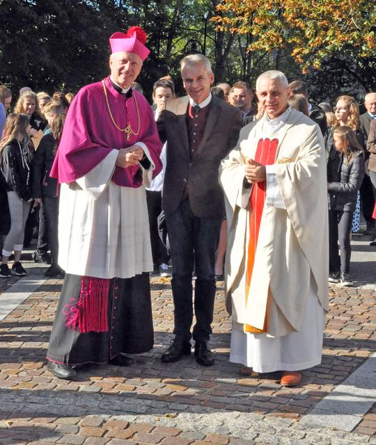 Bürgermeister Ferdinand Vouk hieß gemeinsam mit Pfarrer Janusz Kroczek Dompropst Engelbert Guggenberger willkommen.  | Foto: KK/Sobe