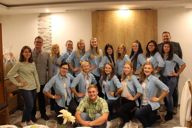 2. Reihe v.l.n.r.: Landjugend Glogngitz Leiterin Natalie Schneidhofer, Bauernkammerobmann-Stv. Michael Diewald, Michaela UNgerhofer, Stefanie Gaulhofer, Marlene Schweighofer, Elisabeth Grobner, Melanie Haselbacher, Claudia Kitzler, Claudia Floner, Sabine Walda, Tamara Eckner, Landesbeirat Landjugend NÖ Christopg Nagl

1. Reihe v.l.n.r.: Leonie Kirnbauer, Rebekka Schweighofer, Verena Mayerhofer, Petra Kaghofer, Julia Kaghofer

0. Reihe: Landjugend Gloggnitz Obmann Christian Rumpler