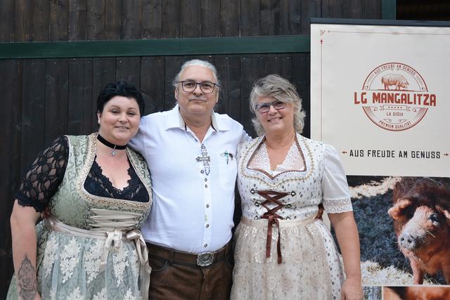 Bereits seit sechs Jahren züchtet Nathalie Birli (l.) mit Unterstützung ihrer Familie in Ungarn reinrassige Mangalitza Schweine.
