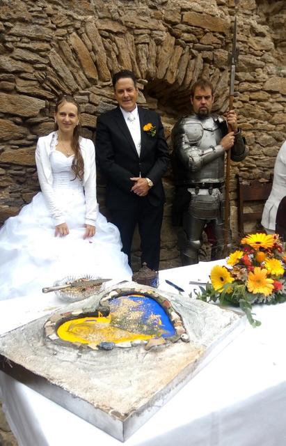 Performancekünstler Ronald Heberling heiratet seine langjährige Lebenspartnerin Karin Bartl.