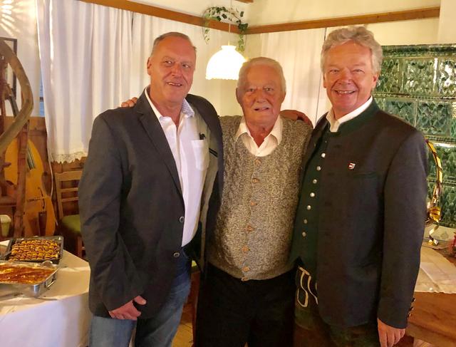 Alfred Gamsjäger, Jubilar Karl Gamsjäger und Bürgermeister Alexander Scheutz. | Foto: Gde. Hallstatt