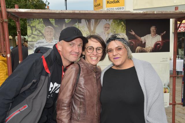 Bei der Vernissage: Robert Brünner aus Inzenhof, Iris Milisics aus Oberwart (Mitte) und Jennifer Vass aus Altschlaining. | Foto: Martin Wurglits