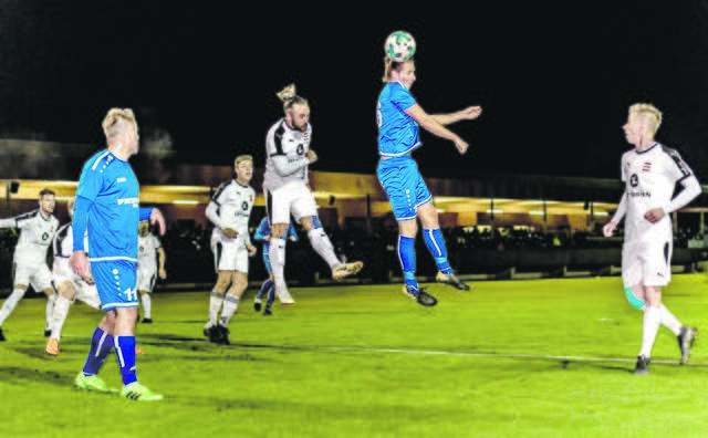 Tor für Murau. Michael Autischer steigt am höchsten und erzielt per Kopf das 2:0 für den neuen Tabellenführer.