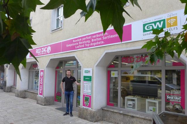 Red Zac-Mitarbeiter Andreas Steffan vor dem Elektrofachgeschäft, das künftig auch als ServicePoint der GemeindeWerke Telfs dient.