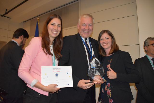 Julia Auer, Landesrat Martin Eichtinger und Julia Winkler bei der Preisverleihung in Brüssel. | Foto: Karin Zeiler / Bezirksblätter NÖ
