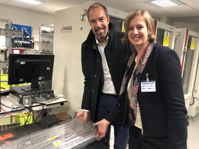 Der "Hebe"-Vergleich macht sicher: WKO-Vizepräsident Jürgen Roth und Landesrätin Barbara Eibinger-Miedl konnten sich in der Warwick Manufacturing Group davon überzeugen, warum die Elektromobilität noch oft am Gewicht (der Akkus) scheitert. | Foto: KK