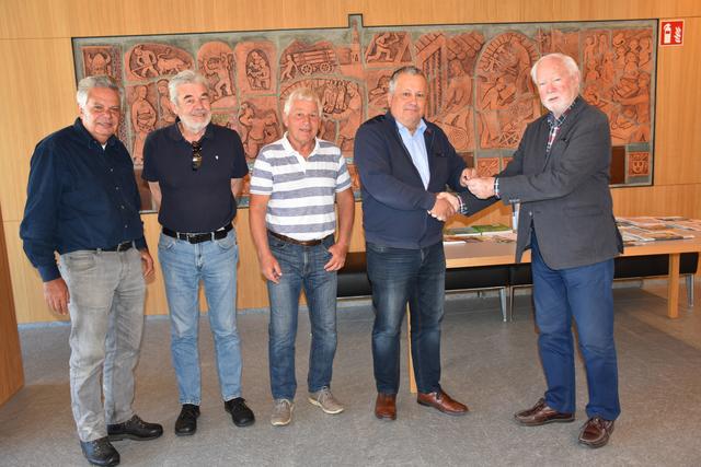Werner Holzner übergibt die Haiminger Waalgeschichte an BGM Josef Leitner. Noch im Bild (von links): Hubert Wammes, Peter Zaderer und Burghard Fiechtner.