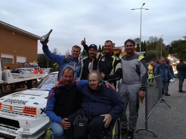 Obmann Michael Herzog (links vorne) mit Veranstalteter Mauro und den Mühlbacher Champions der modernen Klassen: Karl Schagerl, Rene Warmuth, Benjamin Duller, Stefan Promok.