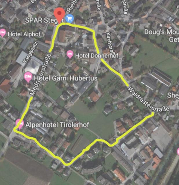 Die Strecke führt mitten durch das Dorf.