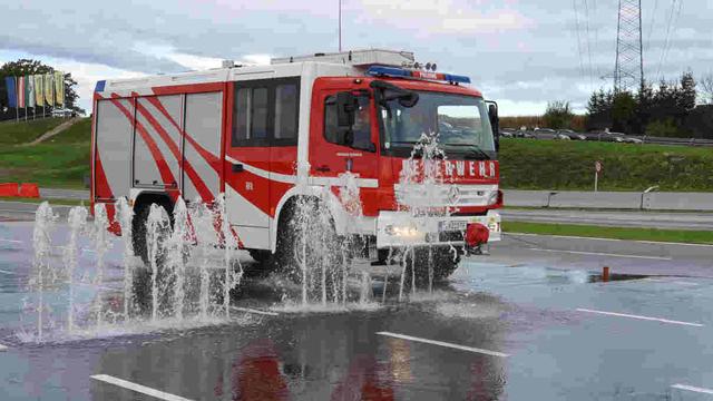 Die C-Fahrer der FF Preding haben sich im ÖAMTC Fahrtechnik-Zentrum in Lang diversen Gefahrensituationen gestellt, hier das Schwerfahrzeug bei Aquaplaning. | Foto: FF Preding
