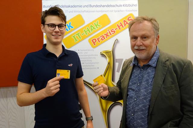 Stellten die neue edu.card vor: Schulsprecher Elisas Krall und Schulleiter Fritz Eller.