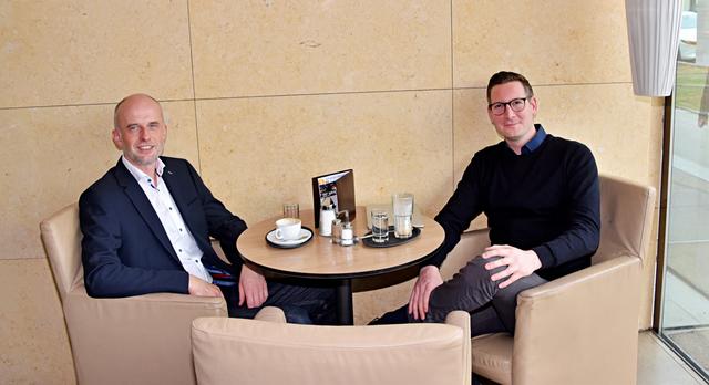 Prokurist und Verkaufsleiter Andreas Obetzhauser von Mazda Vock & Seiter im Gespräch mit Redaktionsleiter Thomas Pfeiffer