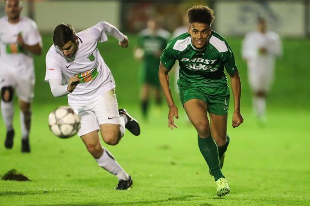 Ardian Jasari (links), hier im Laufduell mit Obdachs Nachwuchshoffnung Michael Reiter, erzielte den Goldtreffer im Oberliga-Derby.