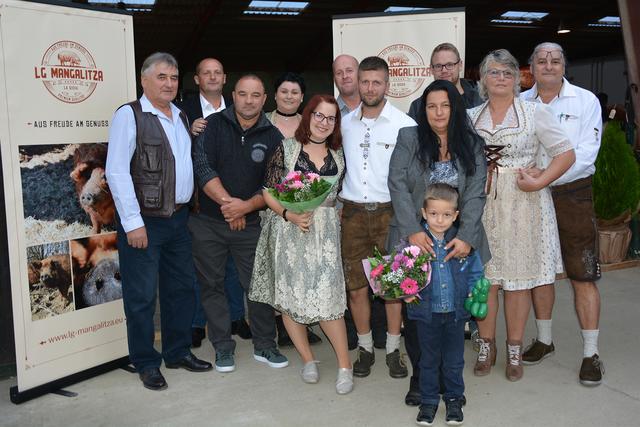Eröffneten ihre Mangalitza-Farm am Ziegenberg in Ottendorf an der Rittschein: Nathalie, Hans-Jürgen und Elisabeth Birli im Kreise der Festgäste.