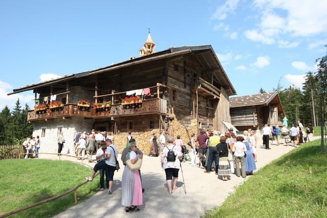 Beim Bau des Salzburger Freilichtmuseum wurde bereits vor Jahren auf Holz gesetzt. Immer mehr Landwirte und Gewerbetreibende setzen auf den Naturstoff.