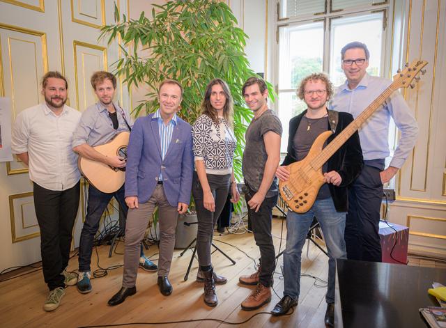 Die Salzburger ArtRockband Blank Manuskript (im Bild mit Veranstaltern und Vizebürgermeister Bernhard Auinger): Keyborder Dominik Wallner, Gitarrist Jakob Aistleitner, Bassist Alfons Wohlmuth und Judas-Darsteller Michael Moore)