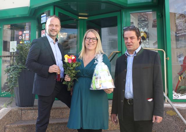 Schlüsselübergabe im Hotel Kongress: Jürgen Schmuck, Nina Neuhold-Kofler und Max Klarmann.