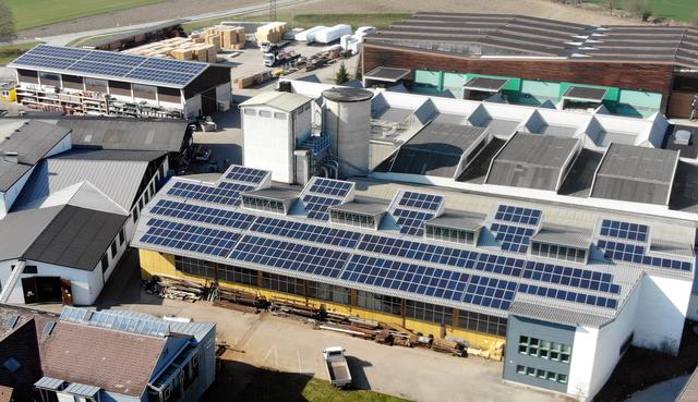 Eine Fläche von mehr als 1.000 Quadratmetern umfasst die neue Photovoltaik-Anlage bei der Firma Obermayr Holzkonstruktionen GmbH in Schwanenstadt.
