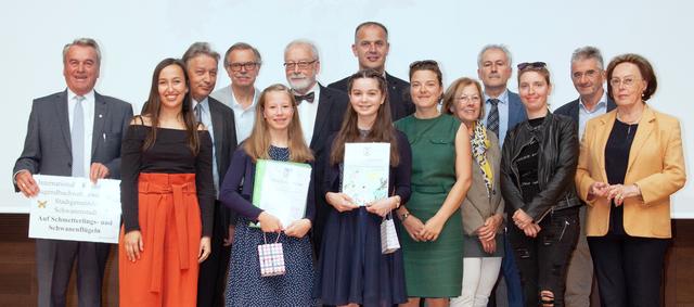 Prämierungsfeier: Die Bürgermeister Karl Staudinger (l.) und Christian Mader (Schlatt, 8.v.l.) mit den Jury-Mitgliedern und Gewinnerinnen Helena Trauner und Maria Tropper (5. und 6.v.l.).