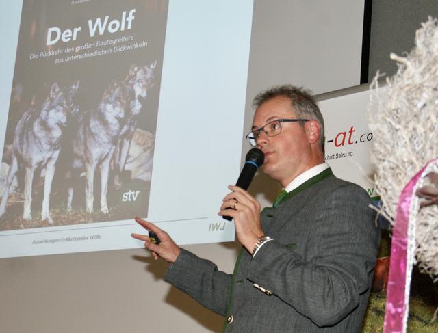 Prof. Dr. Klaus Hackländer nannte die wichtigsten Ergebnisse aus der Studie: "Der Wolf ist wieder Realtität, ob es den Leuten schmeckt oder nicht." | Foto: Alexander Holzmann