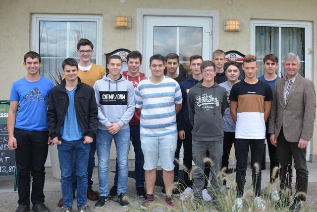 Gemeinde Bergland: Markus Prickler, Sebastian Hackl, Nikola Braunsteiner, Jonas Biber, Michael Binderlehner, Elias Pretz, Mathias Bicker, Marcel Krahofer, Matthias Kicker, Marcel Doppler, Marcel Frühauf, David Kaltenbrunner, Peter Simoner und Walter Wieseneder.  | Foto: Gemeinde Bergland