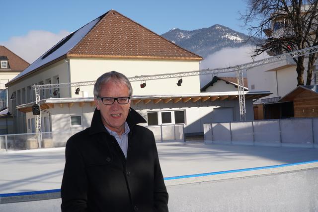 Ein Foto aus unserem Archiv: Bgm. Luis Oberer vor dem Eislaufplatz in der bislang bekannten Form.