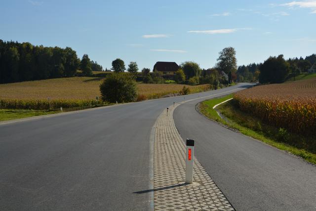 Frisch asphaltiert: Die sanierte L 404 Ilzerstraße ist wieder für den Verkehr freigegeben. Aufgrund von restlichen Adaptierungsarbeiten gilt jedoch Tempo 30!