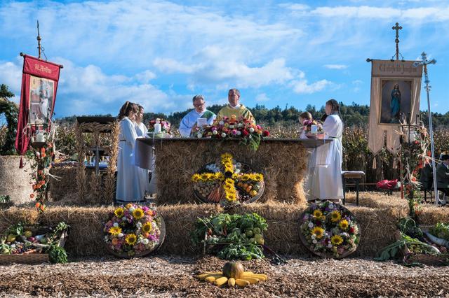 Pfarrer Josef Windisch und Diakon Hans Hofer feierten mit der Pfarrgemeinde Fernitz Erntedank im Maisfeld. | Foto: Patsch