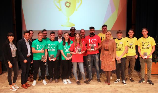 Landesrätin Daniela Winkler, Landesrat Christian Illedits und Bildungsdirektor Heinz Josef Zitz gratulierten gemeinsam mit AK-Vizepräsidentin Bianca Graf und ÖGB-Jugendsekretärin Ramona Pfneiszl den siegreichen Teams von Schülerinnen und Schülern der Berufsschulen Eisenstadt, Mattersburg, Pinkafeld und Oberwart.