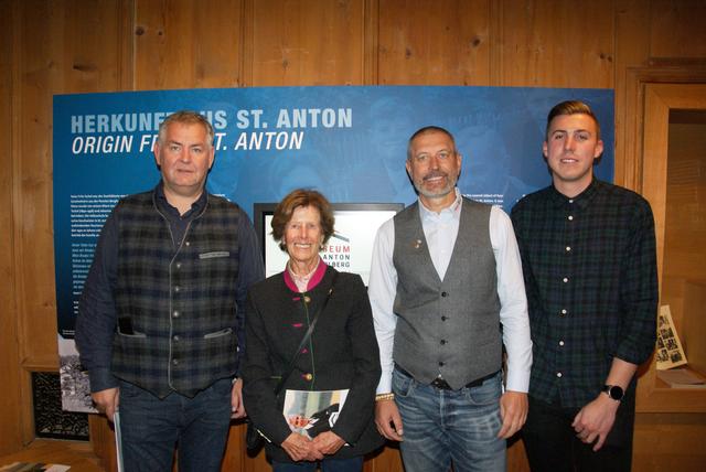 Ausstellungseröffnung im Museum St. Anton: Obmann Bgm. Helmut Mall, Hanni Huber, Peter Mall und Manuel Matt (v.l.). | Foto: Othmar Kolp