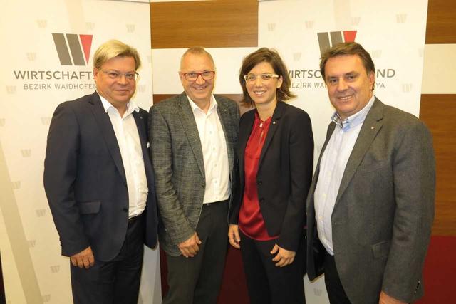 Wirtschaftsbund-Landesgruppenobmann Wolfgang Ecker (re.) und Direktor Harald Servus (li.) gratulieren dem neugewählten Vorstand: Bezirksgruppenobfrau Marlene Lauter mit ihrem Vorgänger und nunmehrigem Stellvertreter Reinhart Blumberger.
