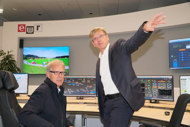 Bgm. Oberer und Vorstand Hilz in der neuen Zentrale der Elektrizitätswerke Reutte.