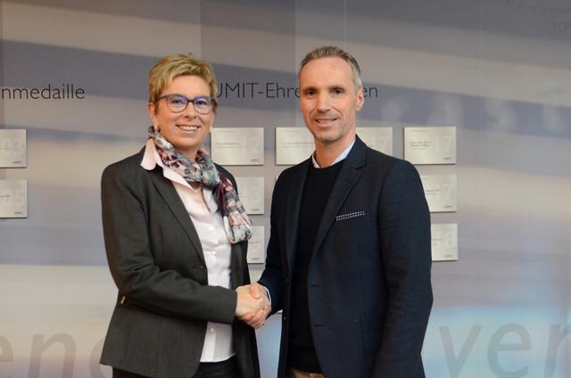 Christia Them gratuliert Neo-Professor Gerhard Müller zur Berufung und wünscht ihm als Leiter des Departments für Pflegewissenschaft und Gerontologie viel Erfolg.