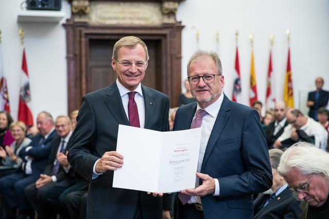 Thomas Stelzer ehrte Alfred Lugstein. | Foto: Land OÖ/Max Mayrhofer