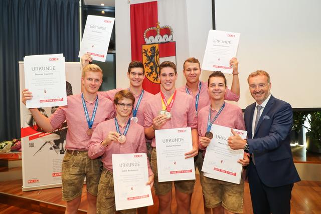 Sechs Salzburger Jungfachkräfte – unter ihnen Thomas Trausnitz aus Unternberg (li.) und Stefan Planitzer aus Tamsweg (Mitte) beeindruckten bei den „WorldSkills 2019“ in Kazan mit hervorragenden Leistungen. WKS-Präsident Manfred Rosenstatter gratulierte. | Foto: WKS/Neumayr