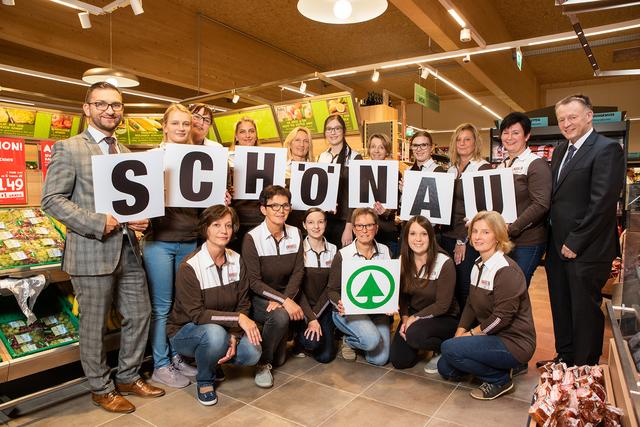 Das gesamte Team rund um Spar-Kaufmann Johannes Brandstetter strahlte bei der Eröffnung des neuen Marktes in Schönau.