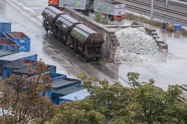 Die Abfall-Verladung der Firma Bunzl & Biach, die an der Kundratstraße parallel zur Eisenbahnstrecke gelegen ist.