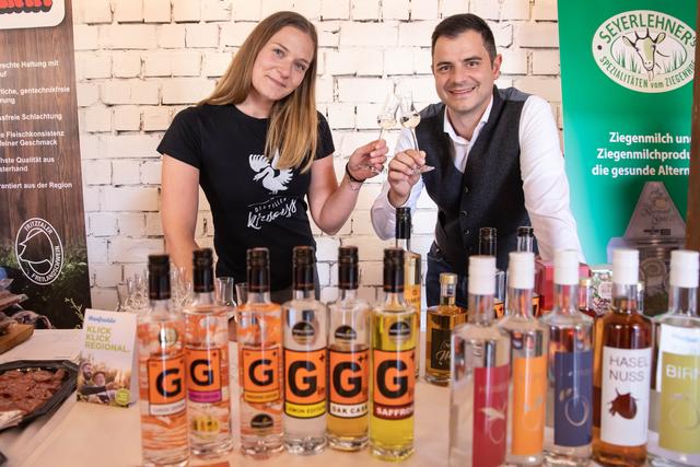 Bettina Sturmann von der Distillery Krauss in St. Martin im Sulmtal und Martin Wildfellner, Leiter Manfreddo, stoßen auf den gemeinsamen Erfolg an.