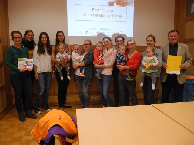 Vortragende Michaela Perzi,  Manuela Smetacek, Tanja Pany mit Tochter Selina, Irina Veith mit Tochter Stella, Maria Holzmüller mit Sohn Elias,  Tanja Wald mit Tochter Sophie, Roswitha Schlager, Katharina Steurer, Beatrix Wais mit Tochter Elena und Service-Center-Leiter Wolfgang Ebert (NÖGKK). | Foto: NÖGKK
