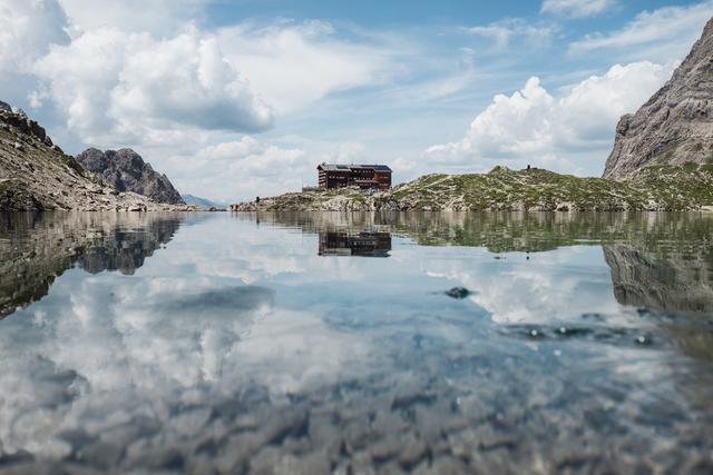 Karlsbader Hütte mit dem Laserzsee gewann die Tiroler Vorwahl  zur Sendung "9 Plätze, 9 Schätze". | Foto: discover Austria