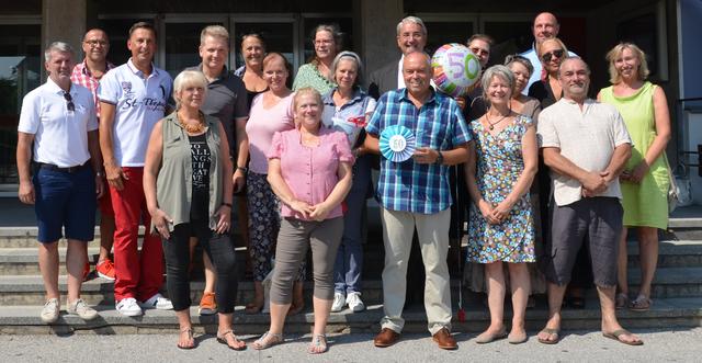 1969 hatten sie ihren ersten Schultag, am 1. September 2019 trafen sich die einstigen Schulkameraden wieder vor der Volksschule Georg-Bilgeri-Straße.  | Foto: Grimm